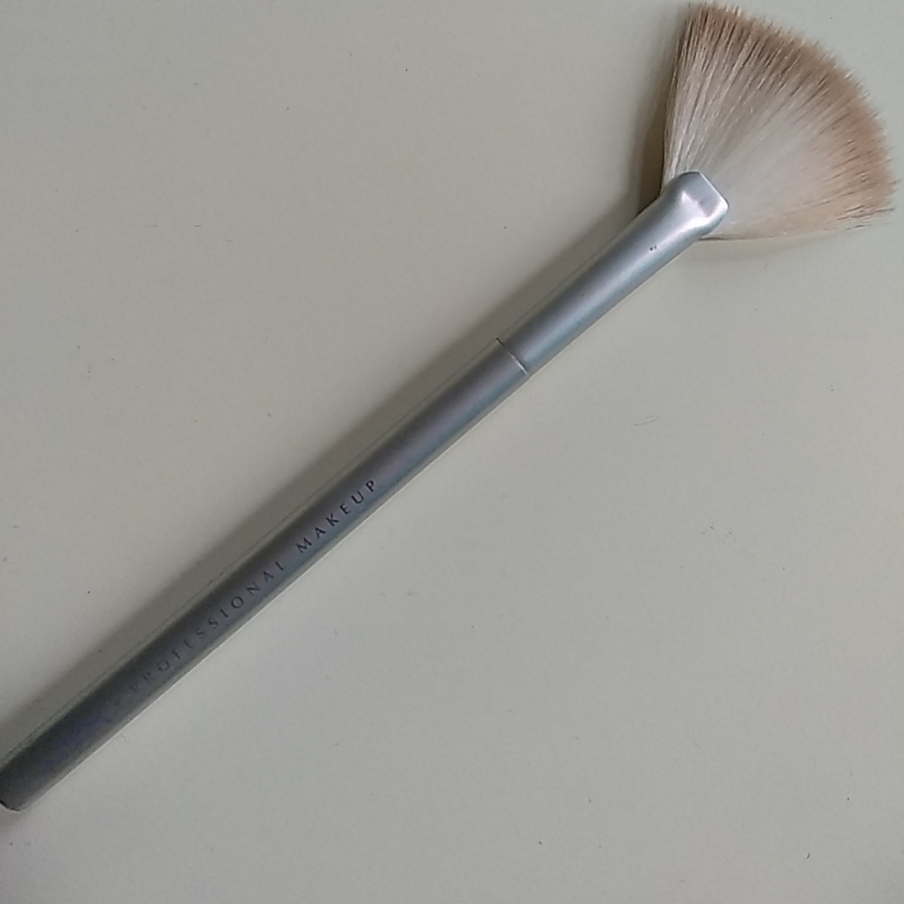 NYX fan highlighter brush